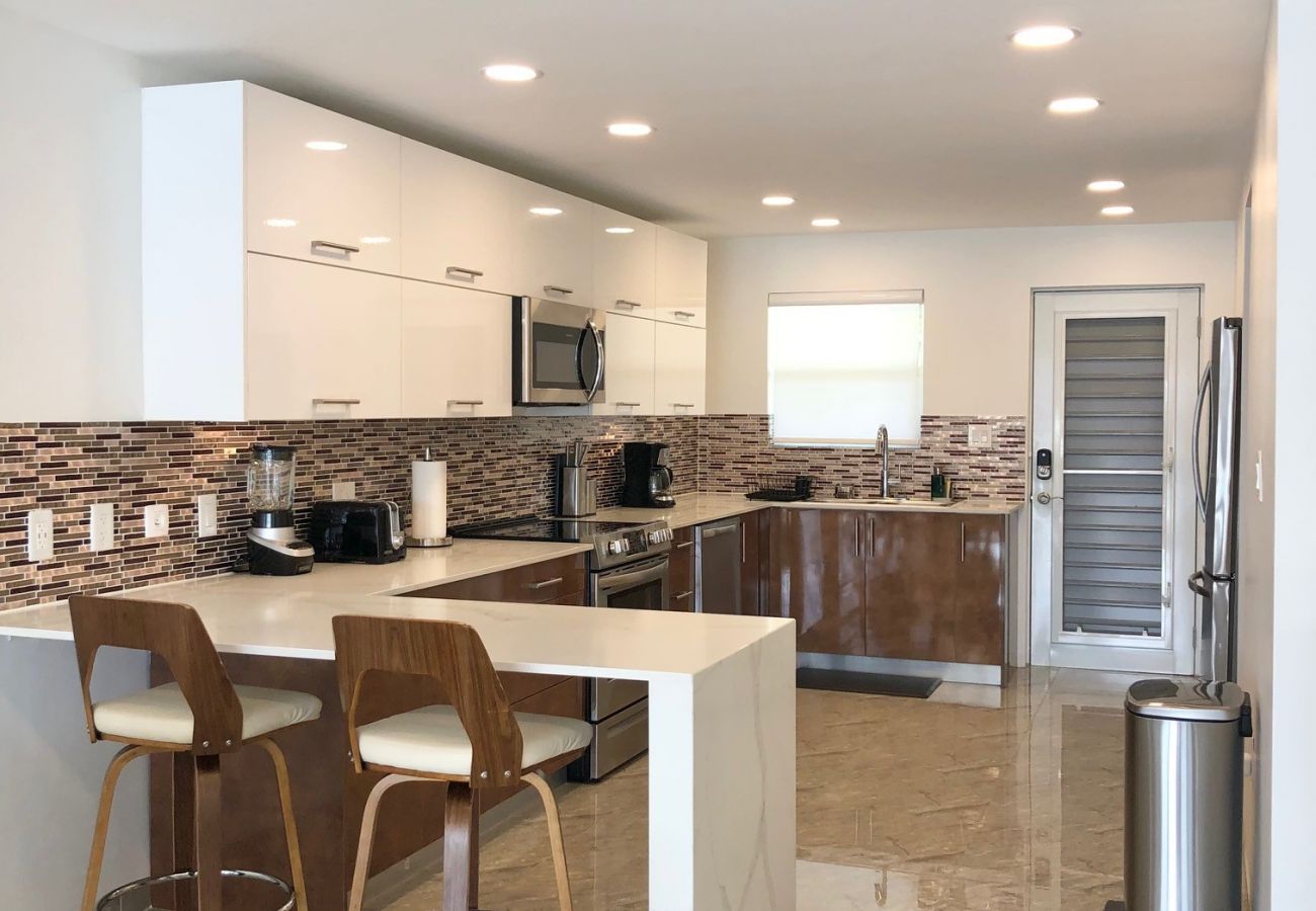 Townhouse in Jolly Harbour - 230A, Luxury 2 Bedrooms