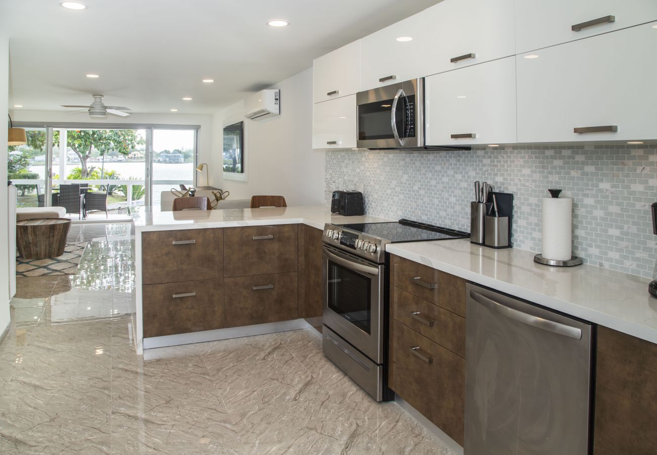 Townhouse in Jolly Harbour - 232B, Luxury 2 Bedrooms