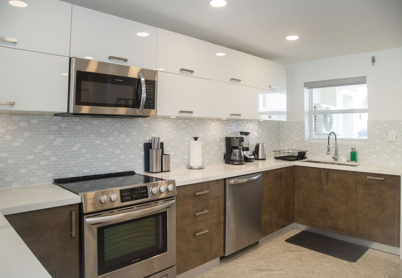 Townhouse in Jolly Harbour - 232B, Luxury 2 Bedrooms