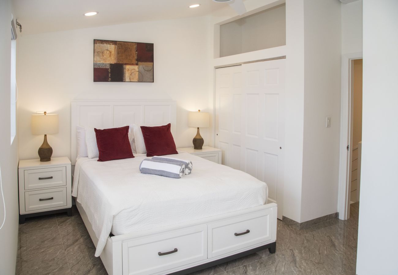 Townhouse in Jolly Harbour - 232B, Luxury 2 Bedrooms