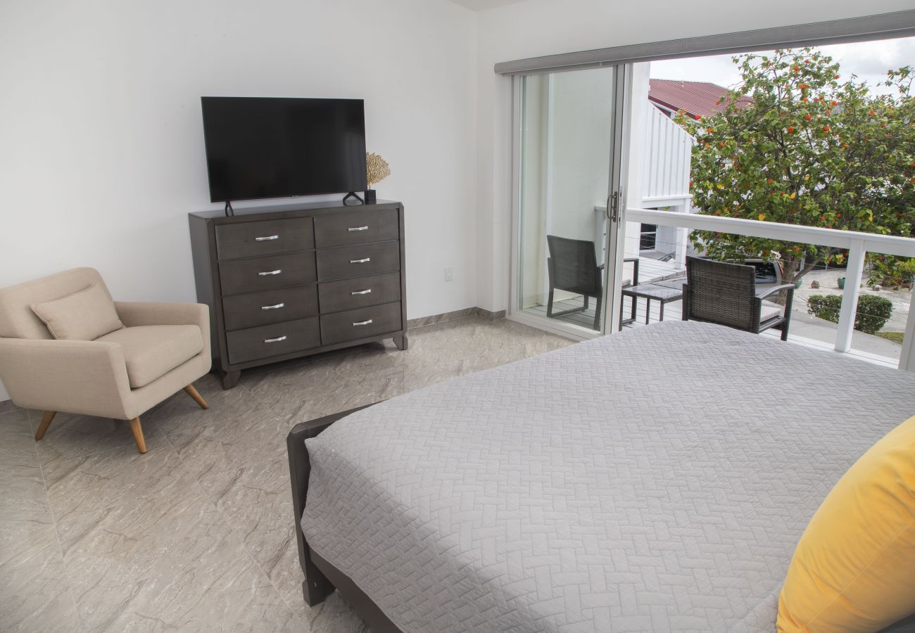 Townhouse in Jolly Harbour - 232B, Luxury 2 Bedrooms