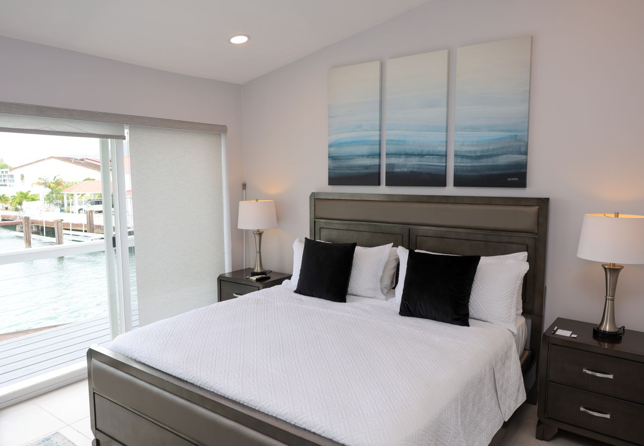 Townhouse in Jolly Harbour - 232D, Luxury 2 Bedrooms