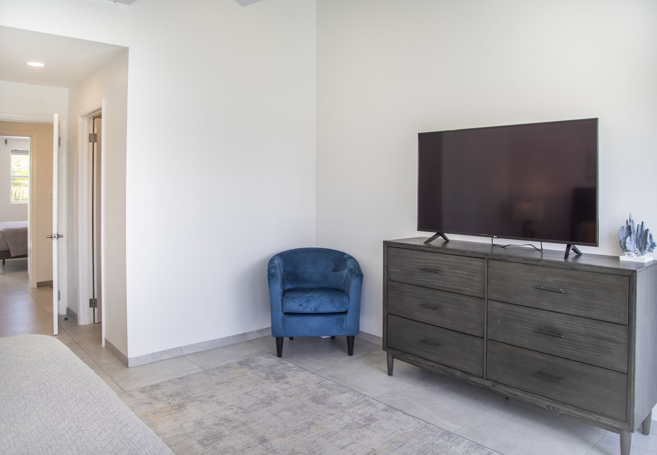 Townhouse in Jolly Harbour - 232F, Luxury 2 Bedrooms