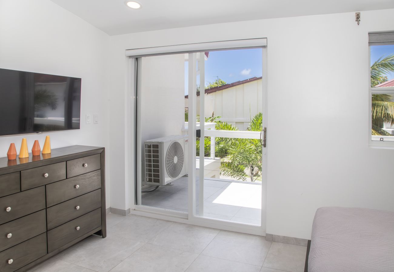 Townhouse in Jolly Harbour - 232F, Luxury 2 Bedrooms