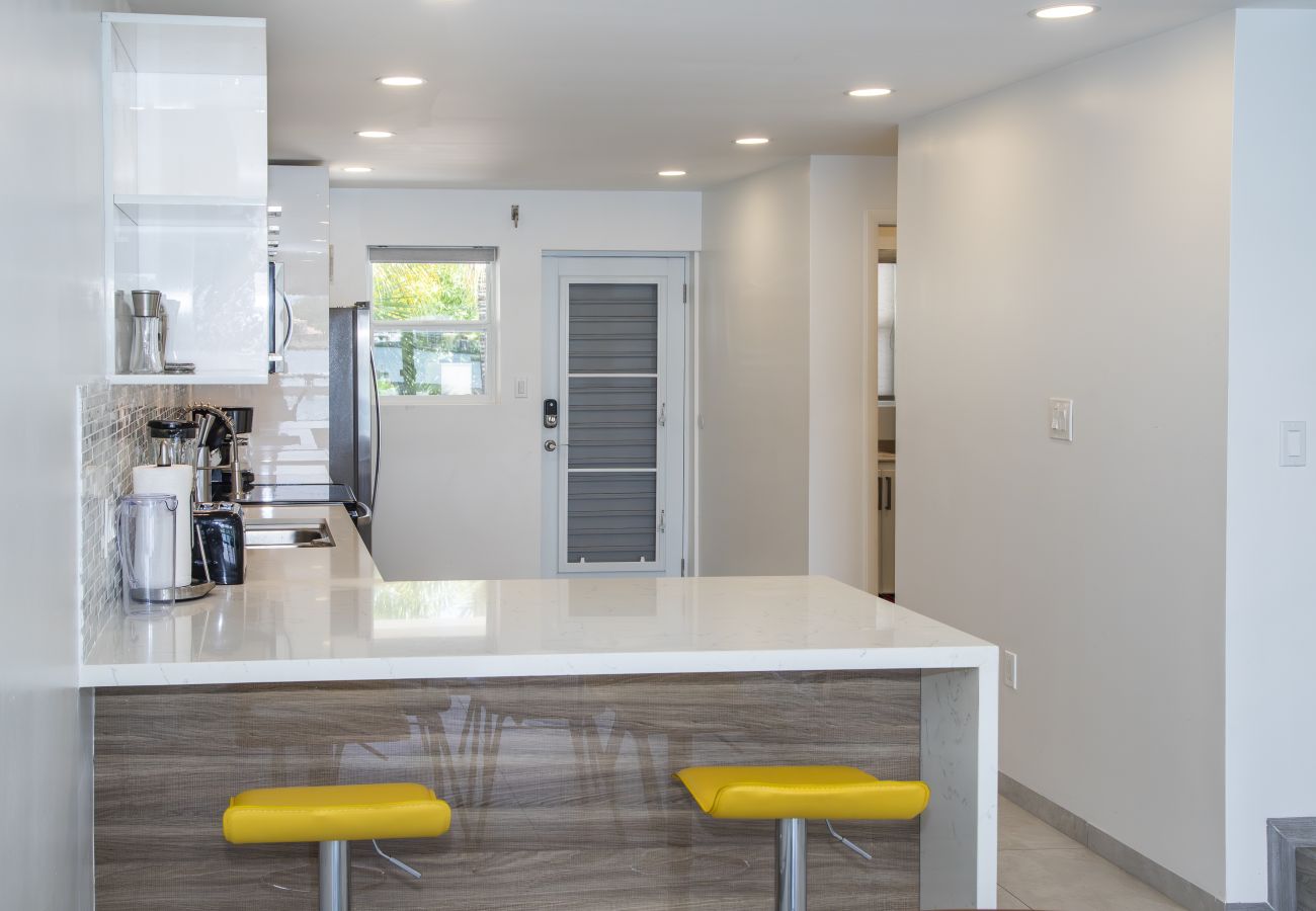 Townhouse in Jolly Harbour - 232F, Luxury 2 Bedrooms
