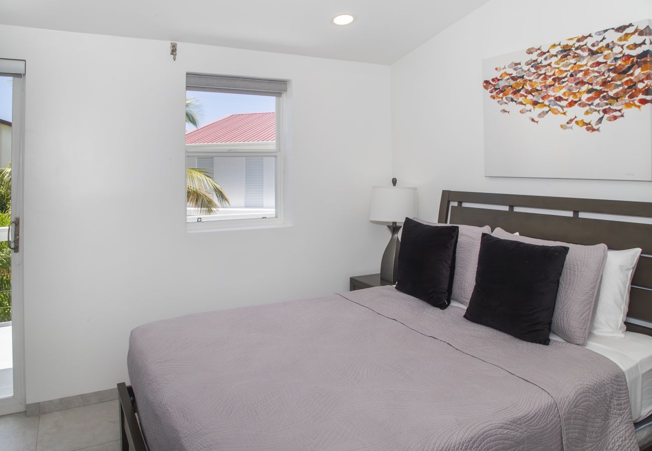 Townhouse in Jolly Harbour - 232F, Luxury 2 Bedrooms