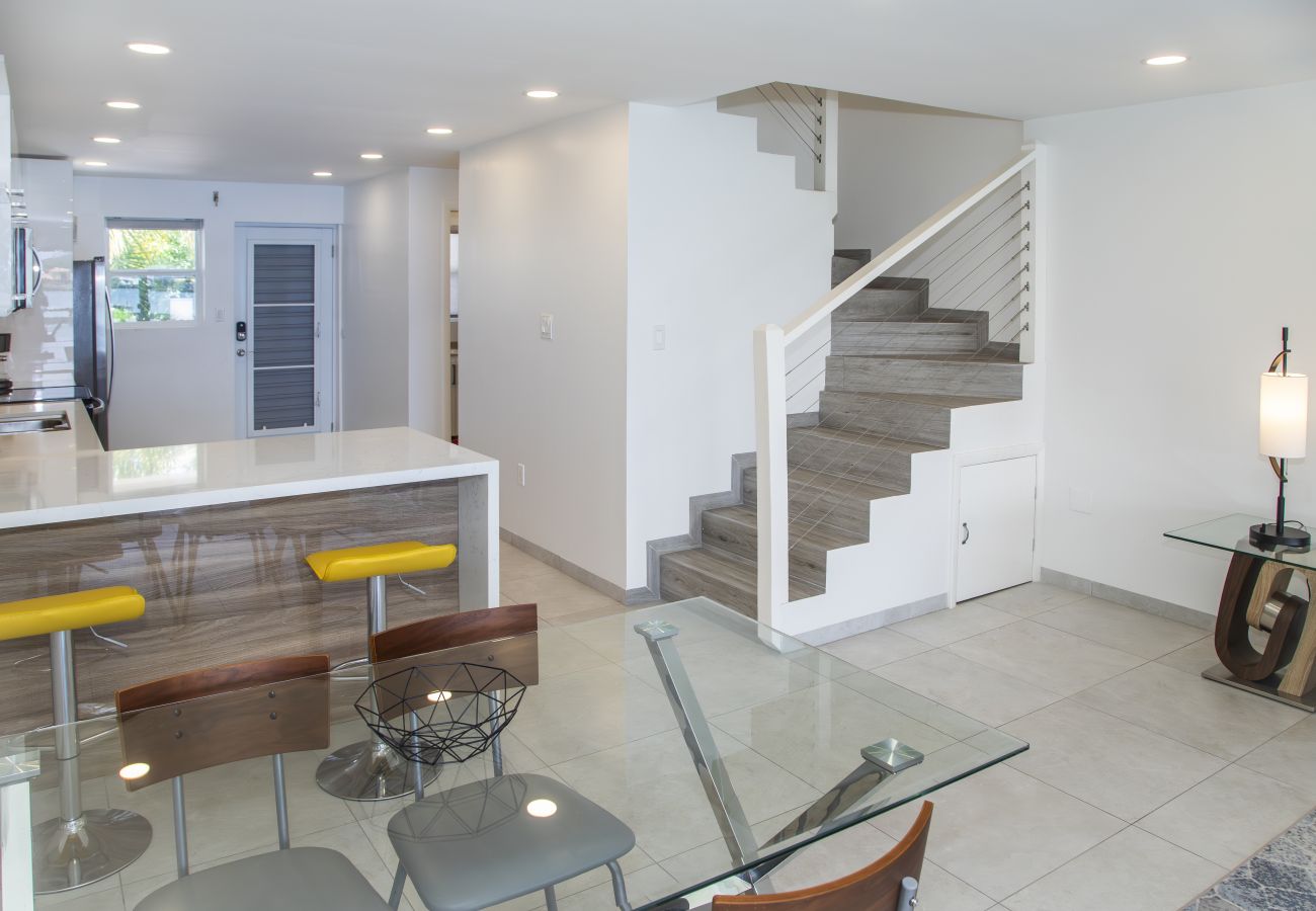 Townhouse in Jolly Harbour - 232F, Luxury 2 Bedrooms
