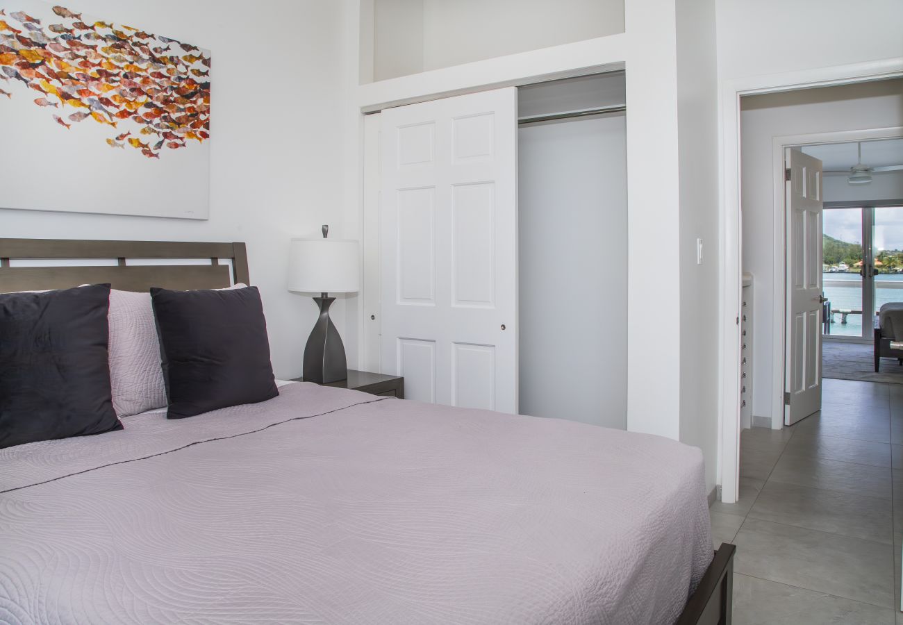 Townhouse in Jolly Harbour - 232F, Luxury 2 Bedrooms