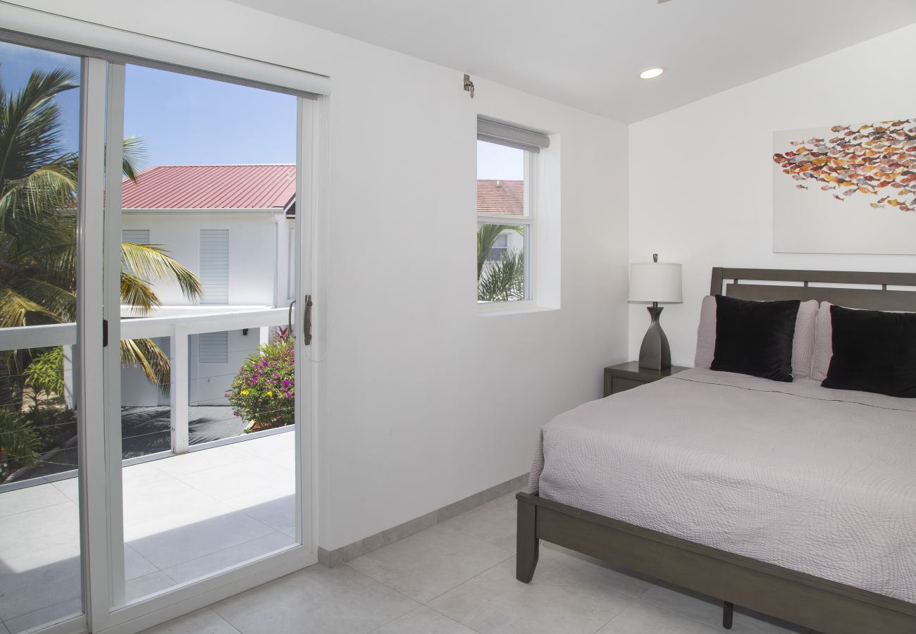 Townhouse in Jolly Harbour - 232F, Luxury 2 Bedrooms
