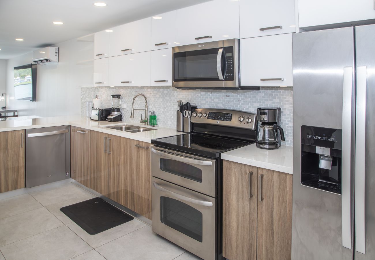 Townhouse in Jolly Harbour - 232F, Luxury 2 Bedrooms