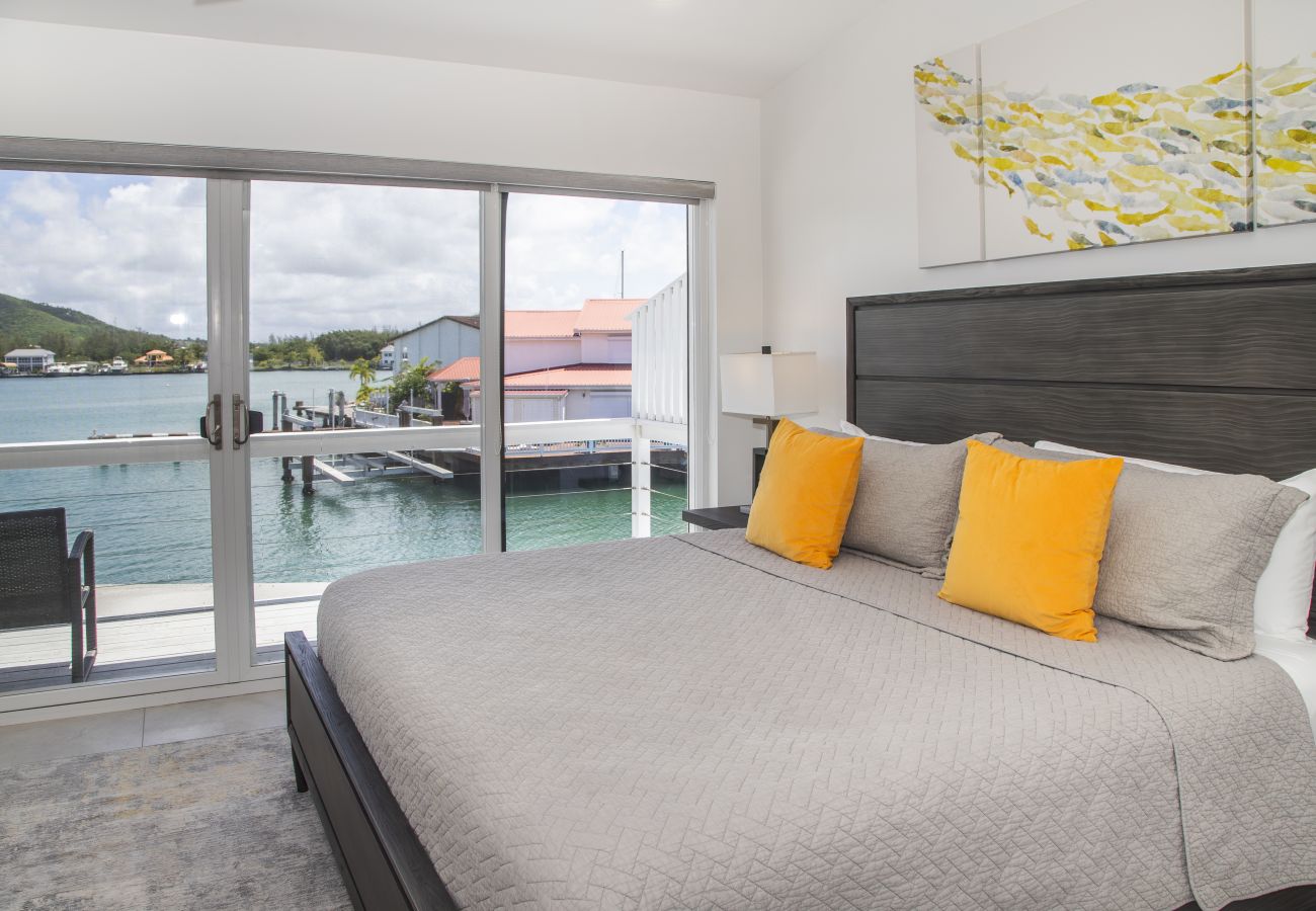 Townhouse in Jolly Harbour - 232F, Luxury 2 Bedrooms
